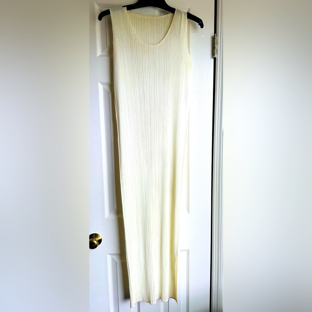 Issey Miyake cream long sleeveless dress perfect for any occasion size S/M
